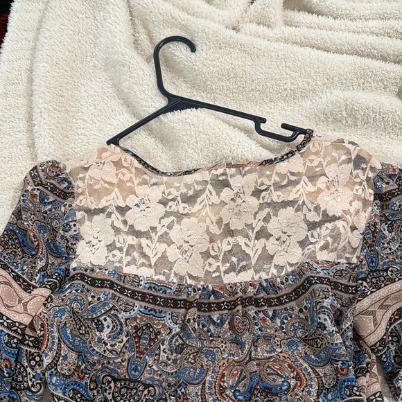 Women’s size small blouse. No stretch. Petty lace detail in the front and back. - Picture 3 of 4